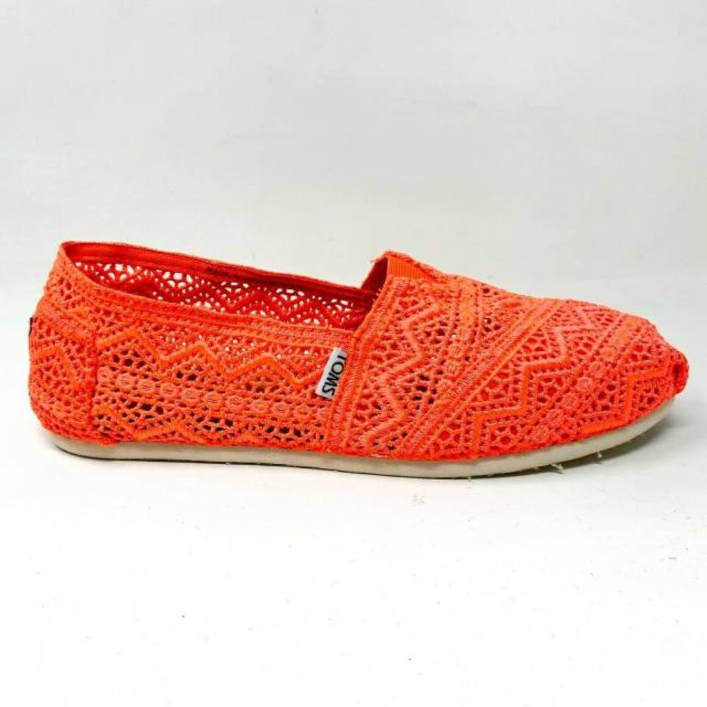 EUC Like NEW! Toms Classics Neon Coral Crochet Womens Slip On Shoes Sz 8.5